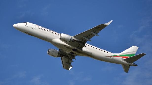Ein Flugzeug von Air Bulgaria steigt in den blauen Himmel auf.