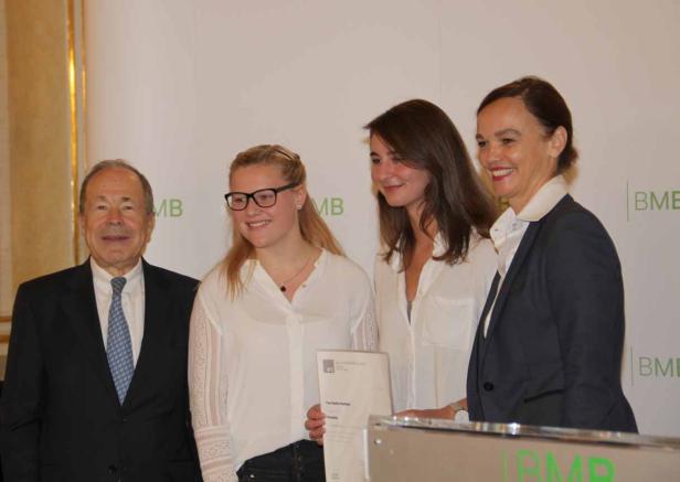 Eine Gruppe von Personen posiert für ein Foto bei einer Preisverleihung.