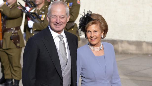 Großherz Henri von Luxemburg mit Großherzogin Maria Teresa bei einer Militärparade.