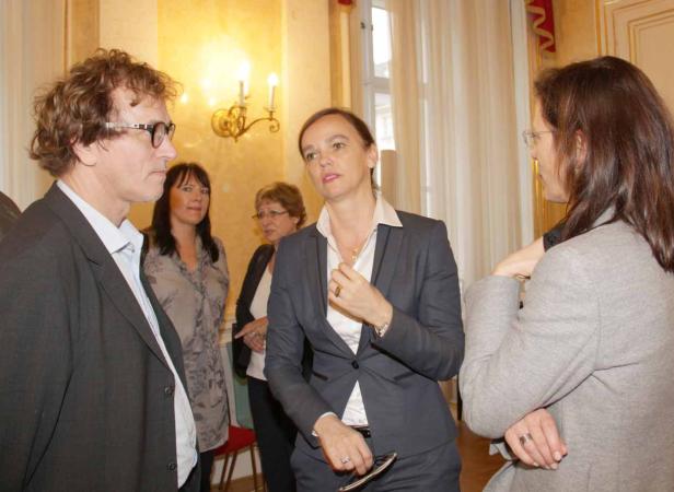 Eine Gruppe von Personen unterhält sich in einem eleganten Raum.