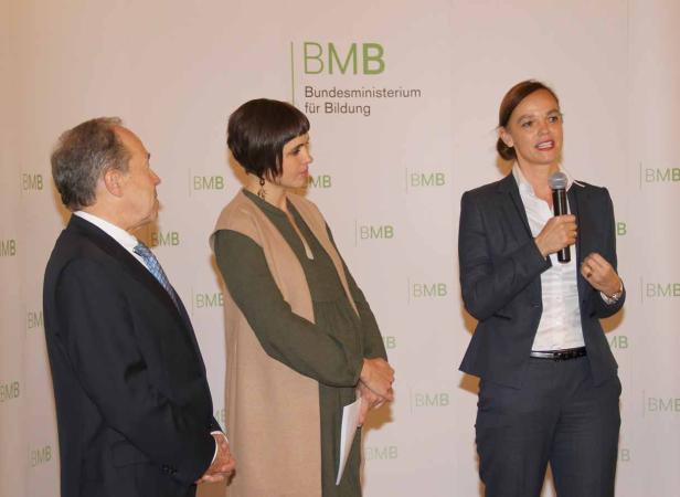 Eine Frau spricht bei einer Veranstaltung des Bundesministeriums für Bildung.