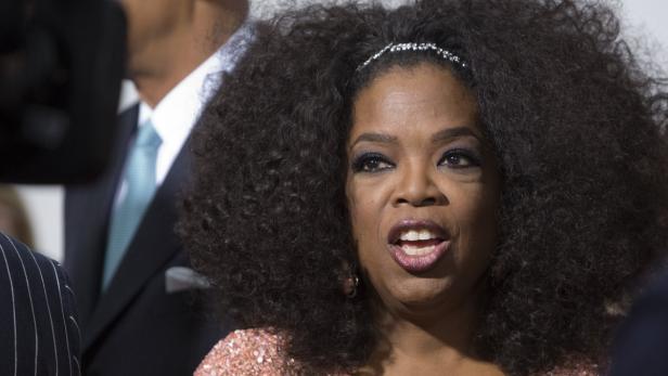 Oprah Winfrey mit einem glitzernden Haarband und lockigem Haar.