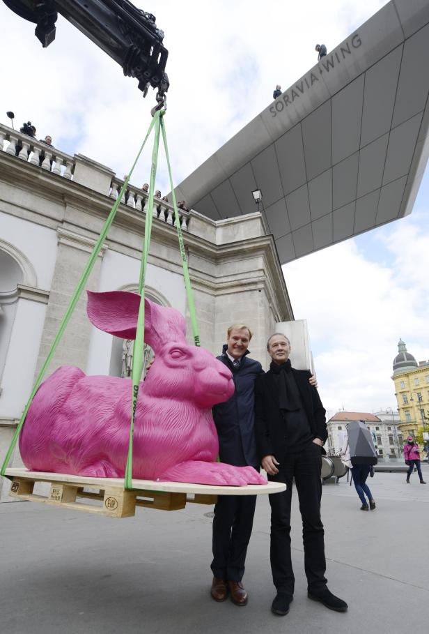 Ein riesiger, rosafarbener Hase wird vor dem Kunsthaus Graz abgeladen.