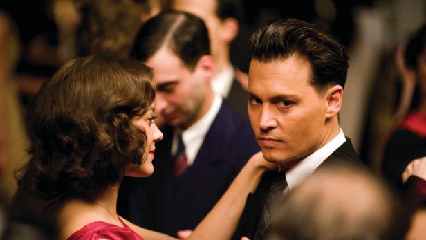 Johnny Depp und Marion Cotillard in einer Szene aus dem Film „Public Enemies“.
