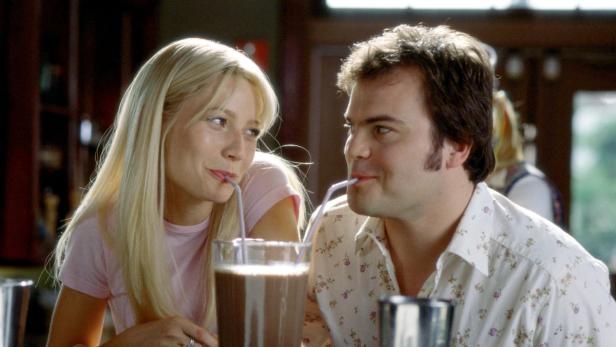 Gwyneth Paltrow und Jack Black trinken einen Schokoladen-Milchshake mit Strohhalmen.