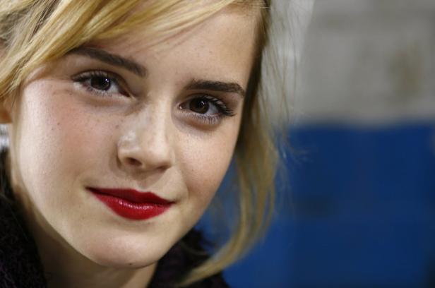 Ein Porträt von Emma Watson mit roten Lippen und blonden Haaren.