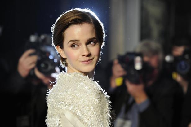 Emma Watson blickt auf einem Event über ihre Schulter.