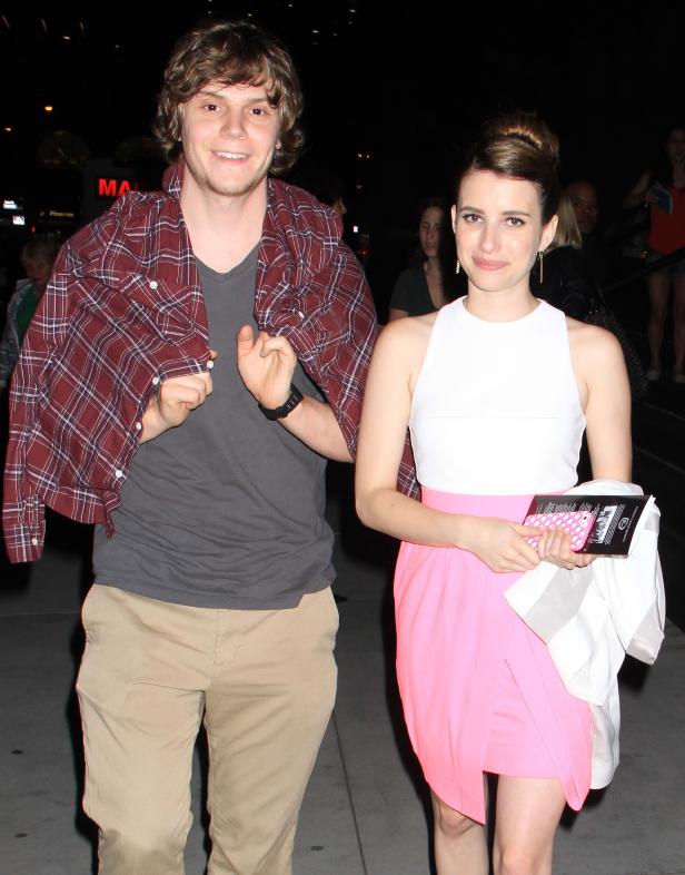 Emma Roberts und Evan Peters posieren zusammen für ein Foto.