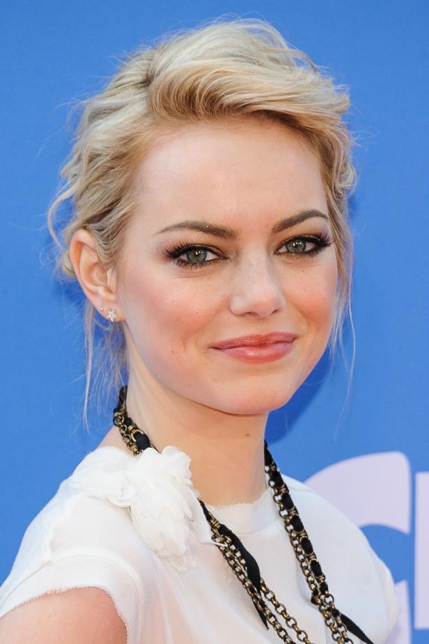 Nahaufnahme von Emma Stone mit blonden Haaren und einer Halskette.