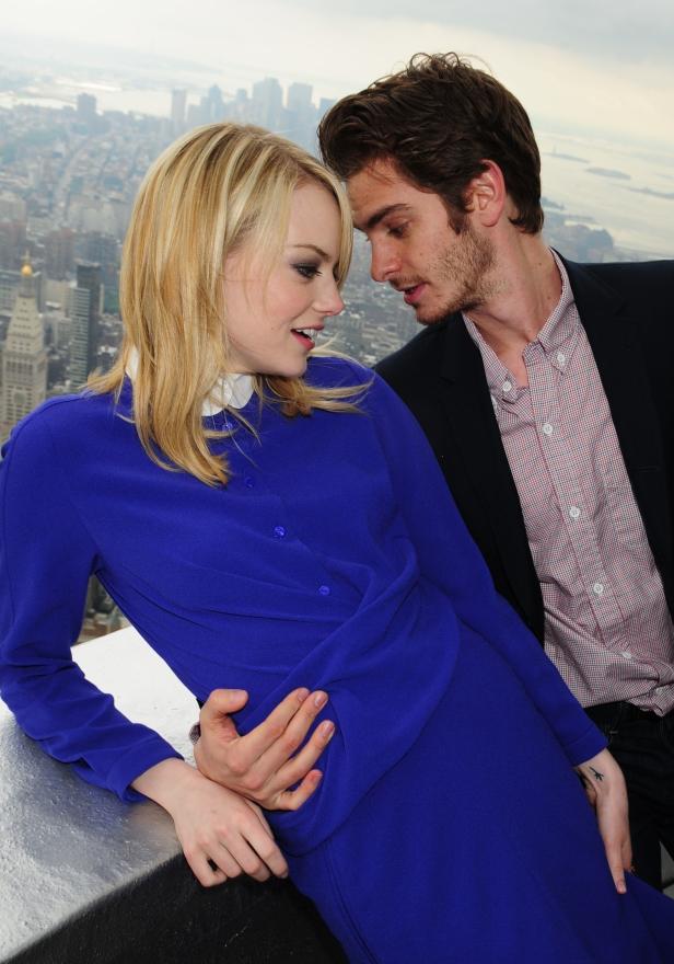 Emma Stone und Andrew Garfield stehen vor der Skyline von New York.