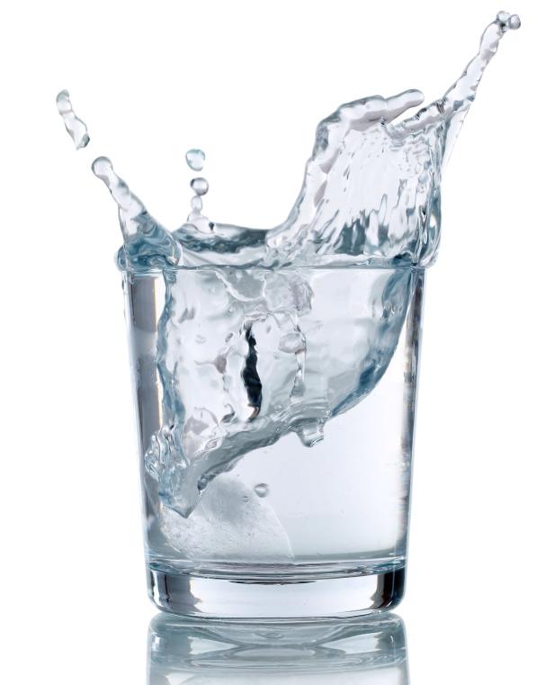 Eiswürfel fällt in ein Glas mit Wasser Wirken Edelsteine im Wasserkrug?