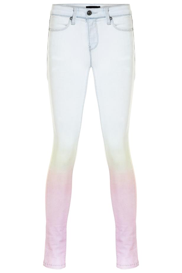 Eine hellblaue Jeans mit Farbverlauf von Gelb zu Rosa an den Beinen.