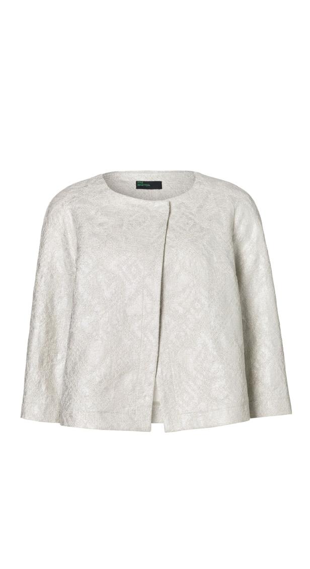 Eine elfenbeinfarbene Jacke von Benetton mit einem dezenten Muster.