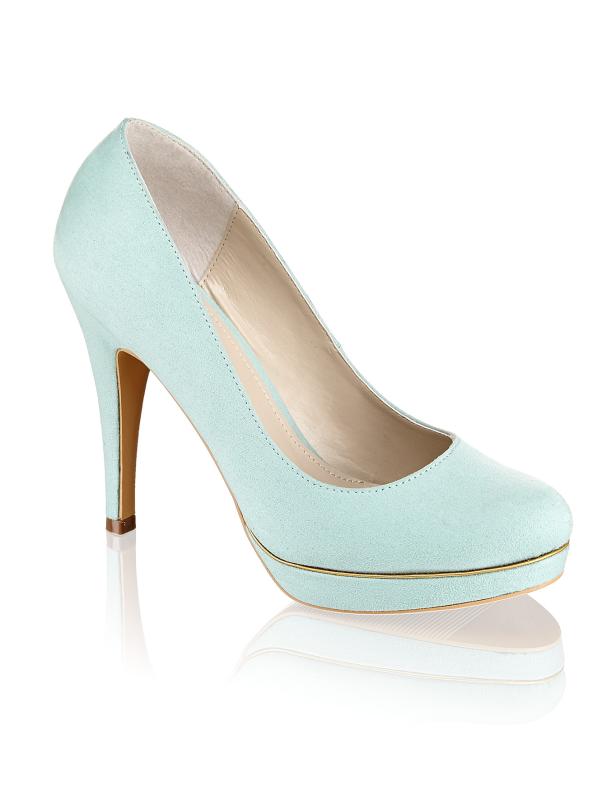 Ein hellblauer, hochhackiger Damenschuh mit goldenem Detail.