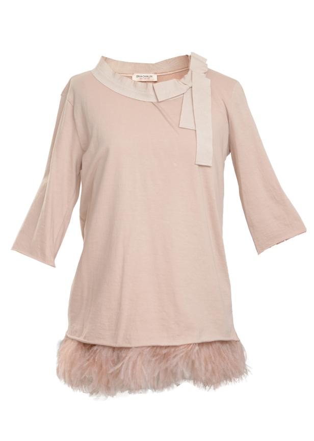 Ein hellrosa Kleid mit langen Ärmeln und einem Federbesatz am Saum.