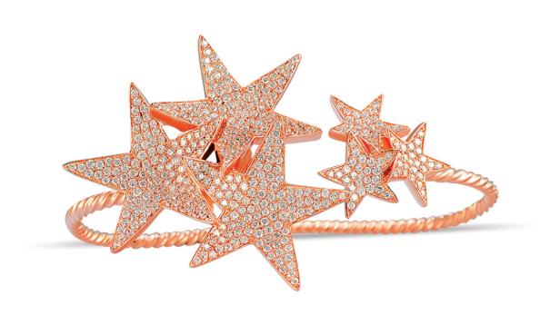 Ein roségoldener Armreif mit sternförmigen Diamanten.