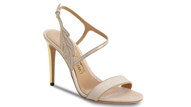 Ein eleganter, beiger High-Heel-Sandalette von Salvatore Ferragamo mit goldenen Akzenten.