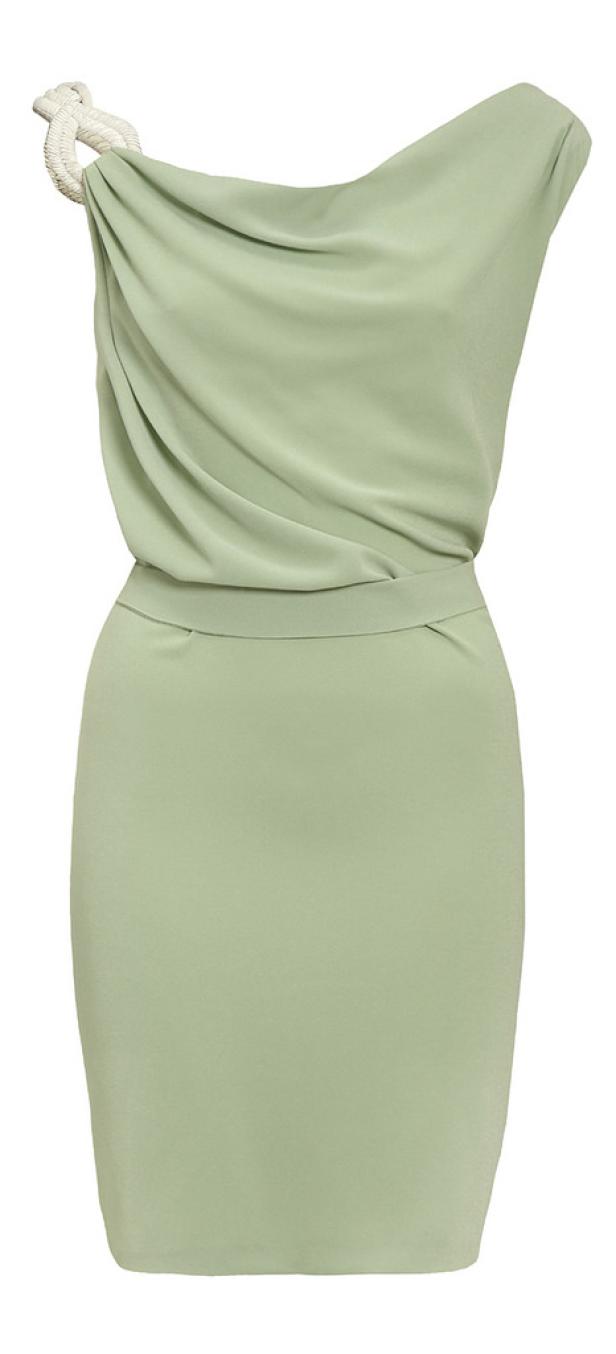 Ein grünes, ärmelloses Kleid mit Drapierung und einem dekorativen Ring am Träger.