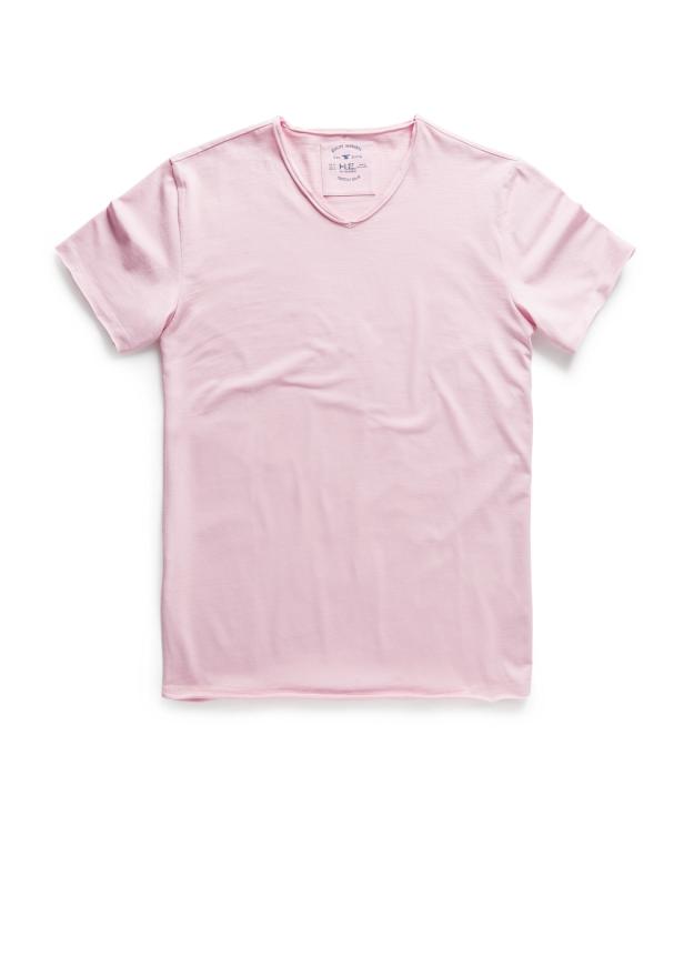 Ein hellrosa T-Shirt mit V-Ausschnitt liegt auf einem weißen Hintergrund.