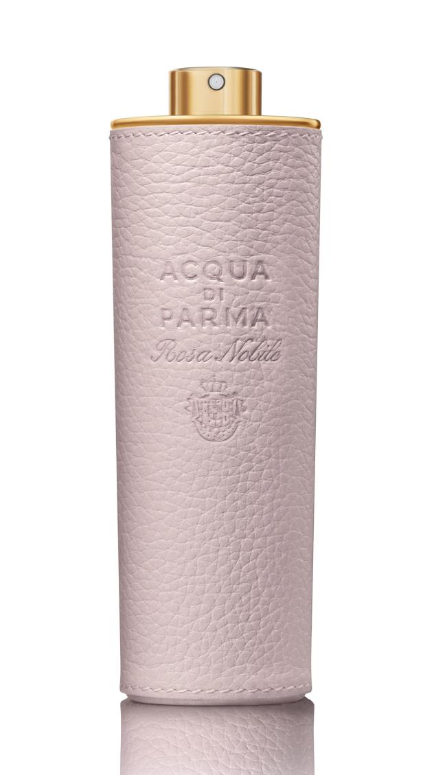 Ein Flakon des Parfüms „Rosa Nobile“ von Acqua di Parma in einer hellrosa Lederhülle.