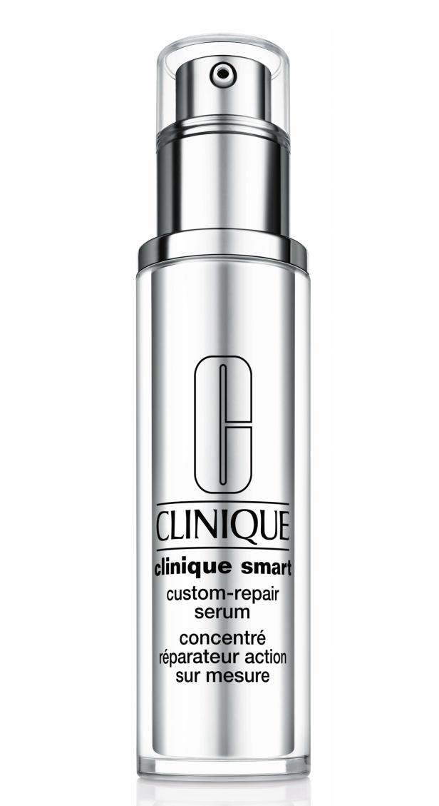 Eine Flasche „Clinique Smart Custom-Repair Serum“ vor einem weißen Hintergrund.