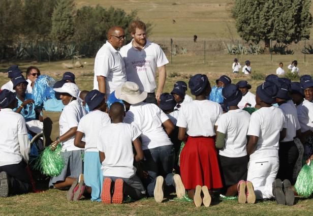 In Afrika: Prinz Harry zeigt ein Herz für Kinder