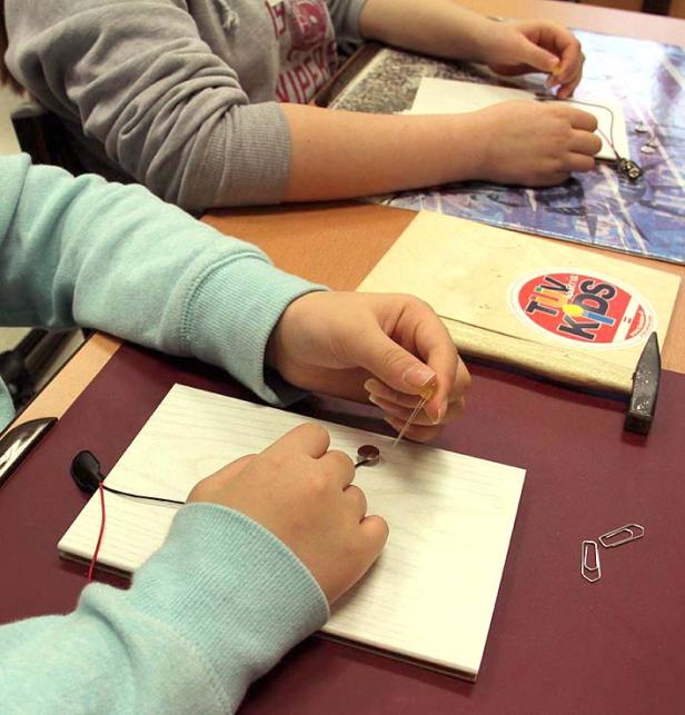 Kids bauen Stromprüfgerät