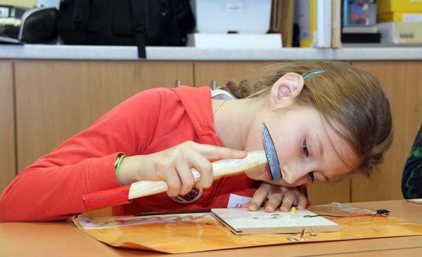 Kids bauen Stromprüfgerät
