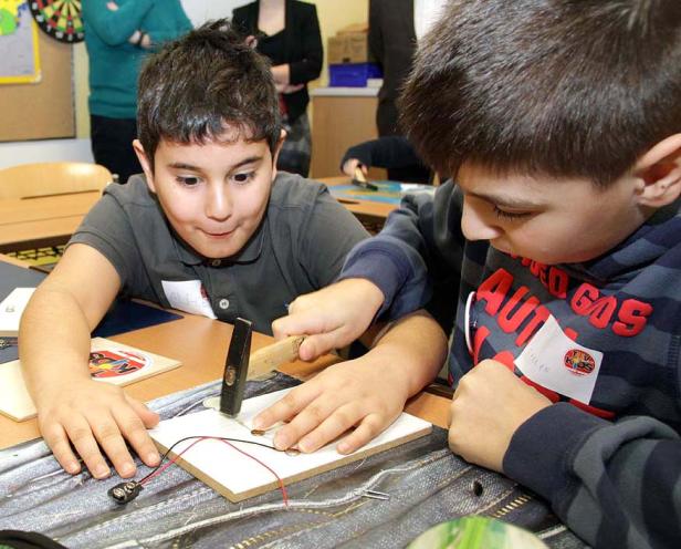 Kids bauen Stromprüfgerät
