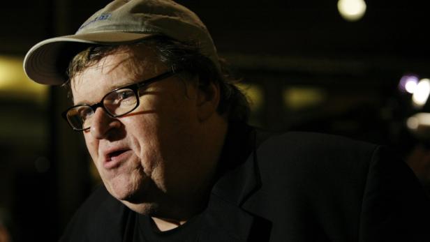 Michael Moore mit Brille und Baseballkappe in Nahaufnahme.