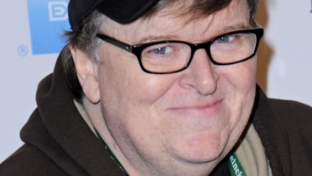 Ein Porträt von Michael Moore mit Brille und Baseballkappe.