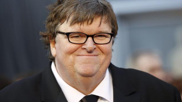 Porträt von Michael Moore mit Brille und dunklem Anzug.