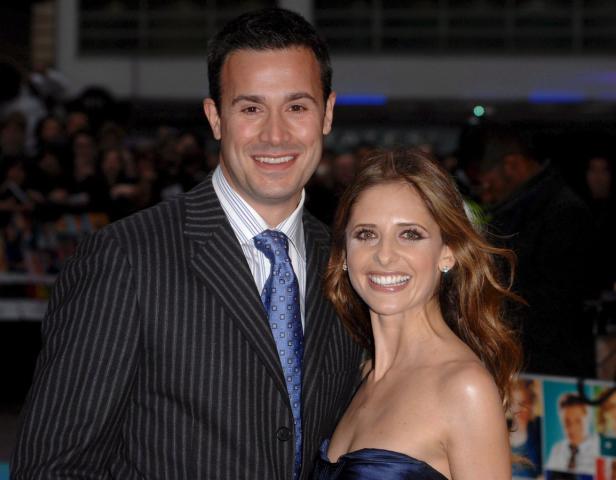 Freddie Prinze Jr. und Sarah Michelle Gellar lächeln auf einer Veranstaltung in die Kamera.