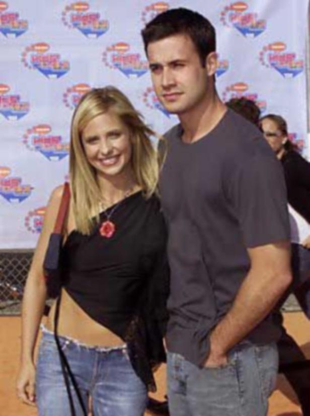 Sarah Michelle Gellar und Freddie Prinze Jr. posieren auf einer Veranstaltung.