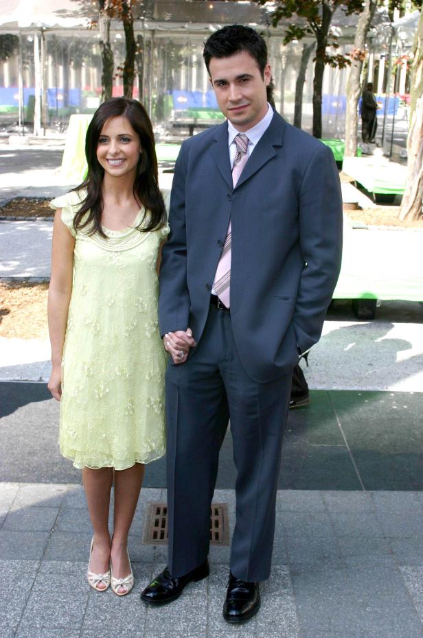 Sarah Michelle Gellar und Freddie Prinze Jr. halten Händchen.