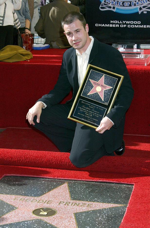 Freddie Prinze posiert mit seiner Sternenplakette auf dem Hollywood Walk of Fame.