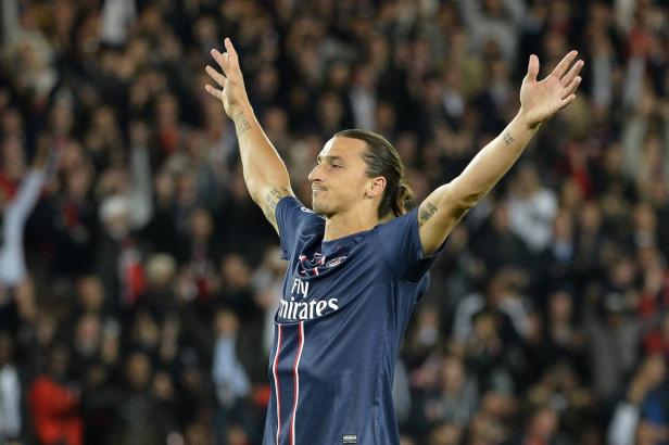 Zlatan Ibrahimović jubelt mit erhobenen Armen auf dem Spielfeld.