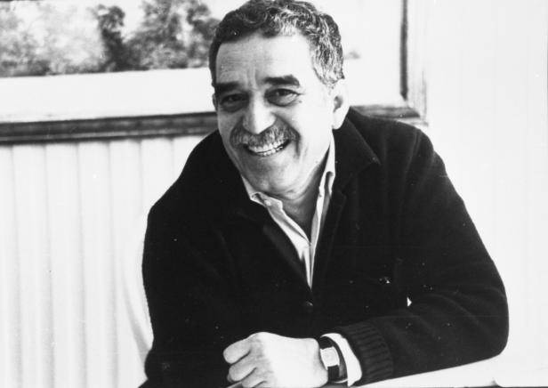 Ein lächelnder Gabriel García Márquez in einem Schwarzweißporträt.