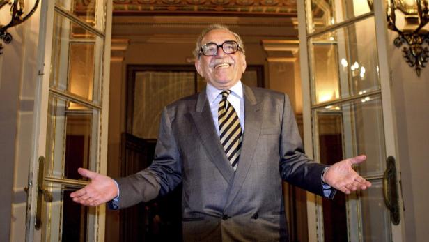 Gabriel García Márquez steht lächelnd in einer Türöffnung.