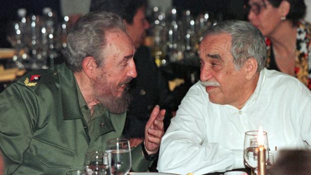 Fidel Castro und Gabriel García Márquez sitzen an einem Tisch und unterhalten sich.