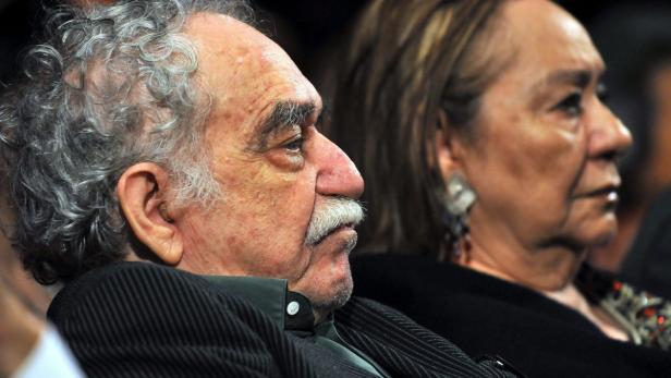 Gabriel García Márquez bei einer Veranstaltung, neben ihm eine Frau.