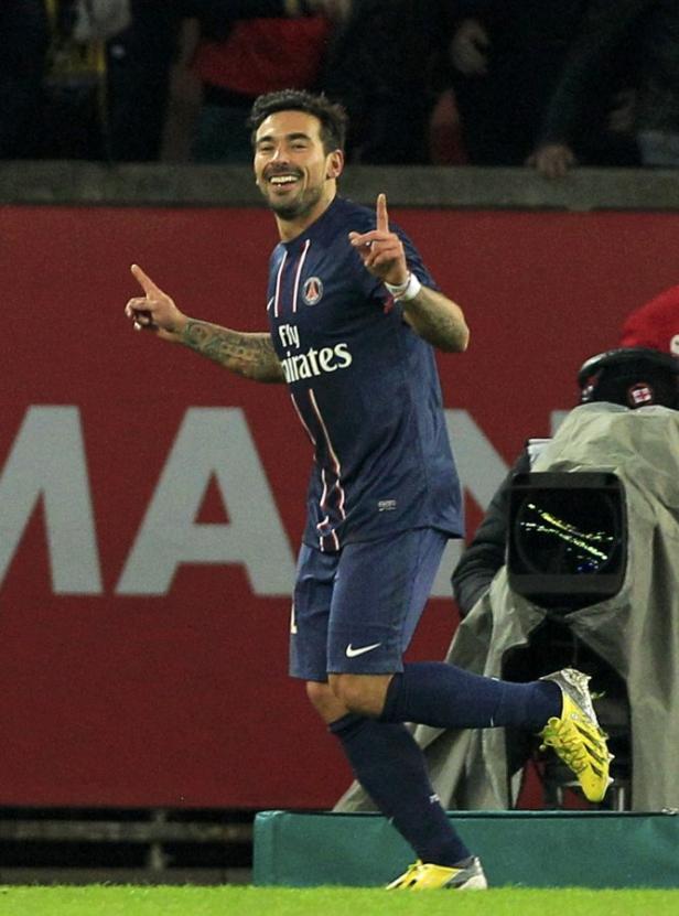 Ein lächelnder Fußballspieler von Paris Saint-Germain jubelt auf dem Spielfeld.