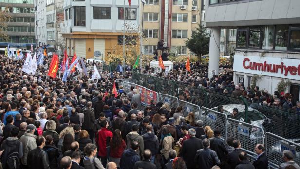 Demo für Pressfreiheit: Polizei setzt Tränengas ein