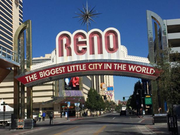 Das leuchtende „Reno“-Schild, das als „The Biggest Little City in the World“ bekannt ist, überspannt eine belebte Straße.