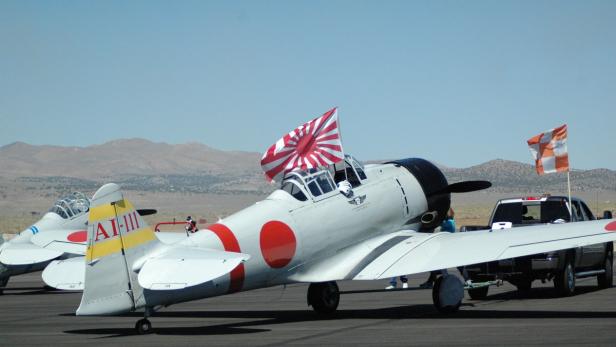 Ein japanisches Flugzeug vom Typ Zero mit aufgehender Sonnenflagge auf einer Flugshow.