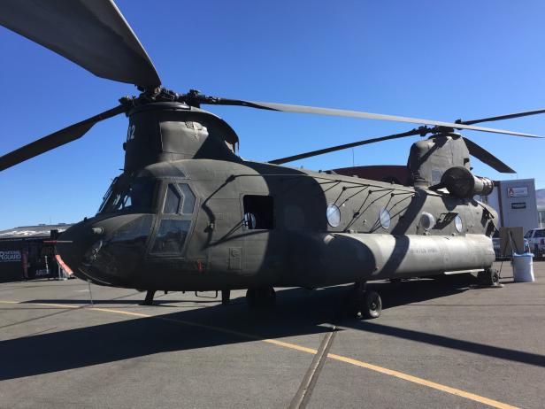 Ein Chinook-Hubschrauber der US Army steht auf einem Flugfeld.