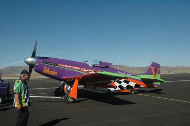 Ein lila Flugzeug mit dem Namen „Voodoo“ steht auf einer Startbahn.