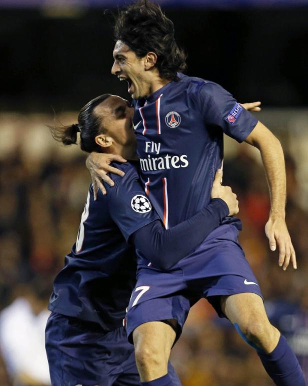 Zwei Fußballspieler von Paris Saint-Germain feiern ein Tor.