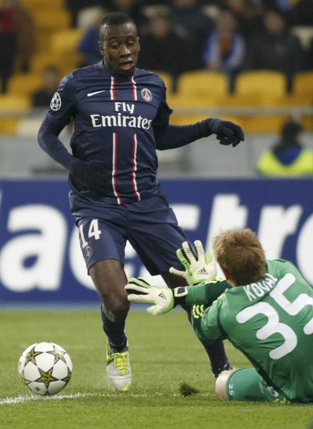Ein Fußballspieler von Paris Saint-Germain schießt auf das Tor, während der Torwart versucht, den Ball abzuwehren.
