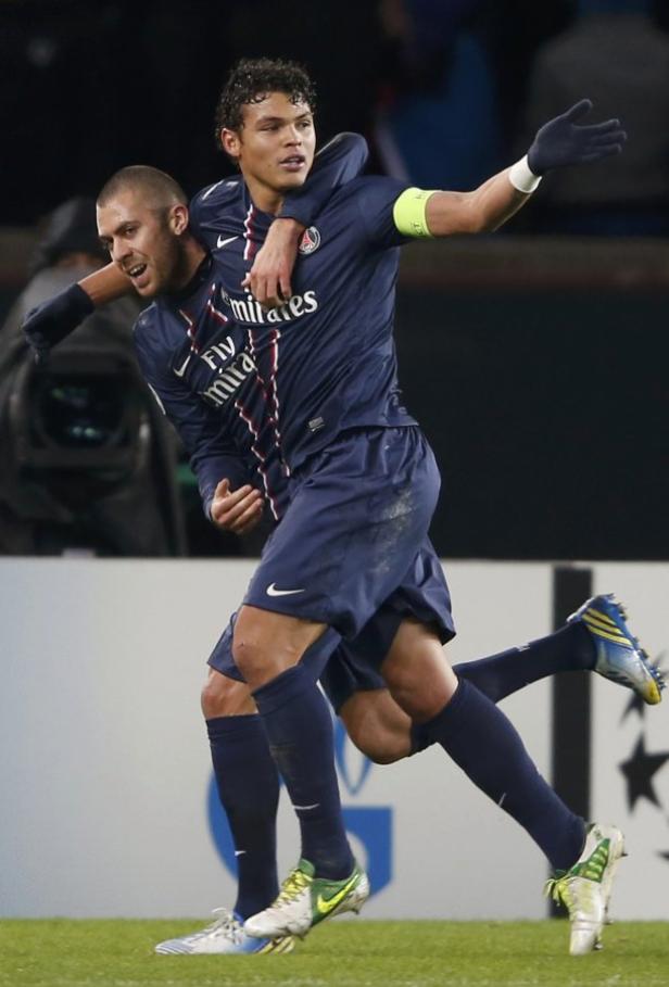 Zwei Fußballspieler von Paris Saint-Germain feiern ein Tor.